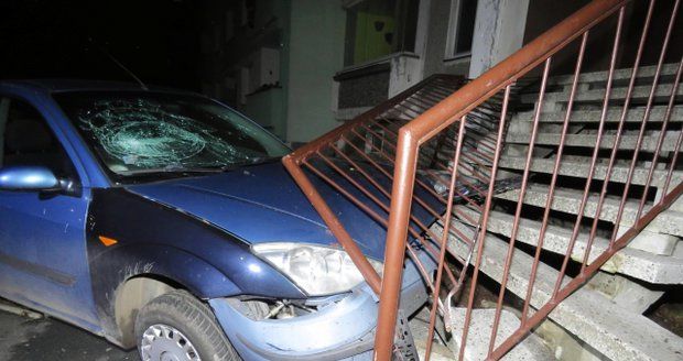 Tragická dopravní nehoda na Nymbursku připravila o život taxikáře, který během páteční noci v Poděbradech narazil autem do rodinného domu. (Ilustrační foto)
