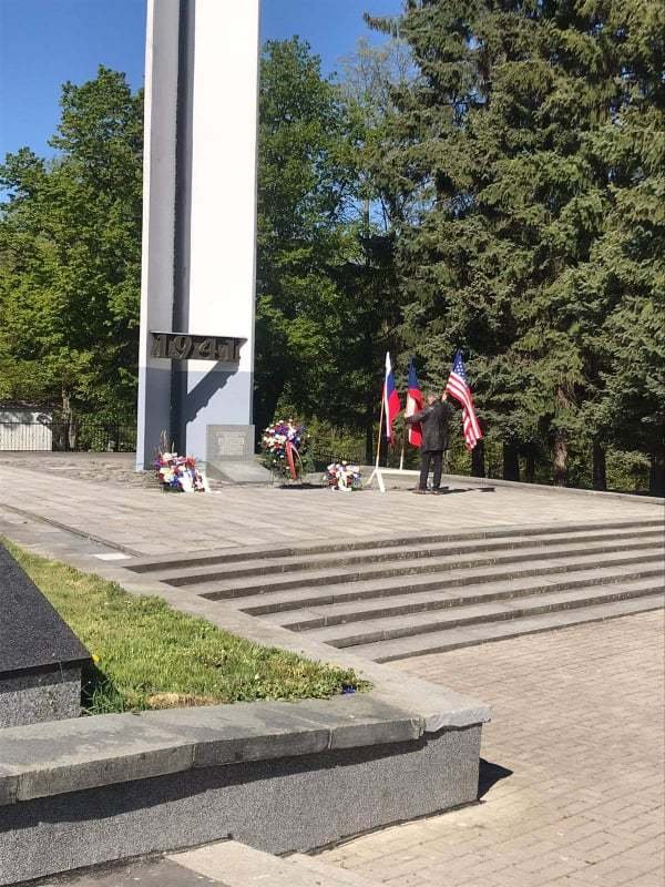 Památník v Sokolově. Vracení americké vlajky zpět do stojanu.