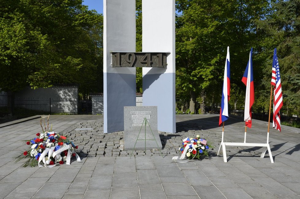 Památník osvobození v květnu 1945 v Sokolově. „Takhle vypadal památník v 9:20, když jsme místo opouštěli,“ napsal k fotografii senátor Balatka.