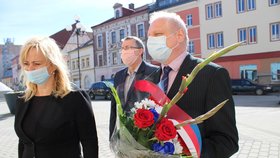 Zástupci města Sokolov, starostka Renata Oulehlová a místostarostové Karel Jakobec a Jan Picka, připomněli ve čtvrtek 7. května Den vítězství na několika místech v Sokolově.
