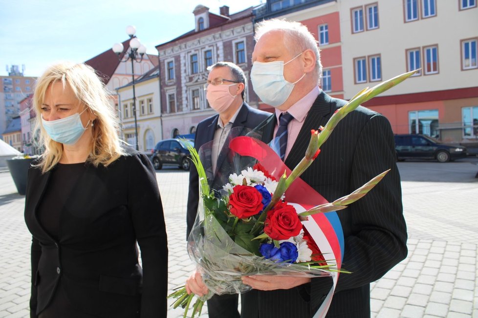 Zástupci města Sokolov, starostka Renata Oulehlová a místostarostové Karel Jakobec a Jan Picka, připomněli ve čtvrtek 7. května Den vítězství na několika místech v Sokolově.