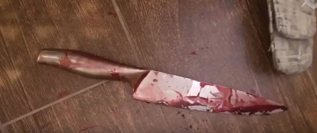 Krvavý nůž, kterým byla smrtelně pořezána manželka gólmana Maxima Sokolova Irina