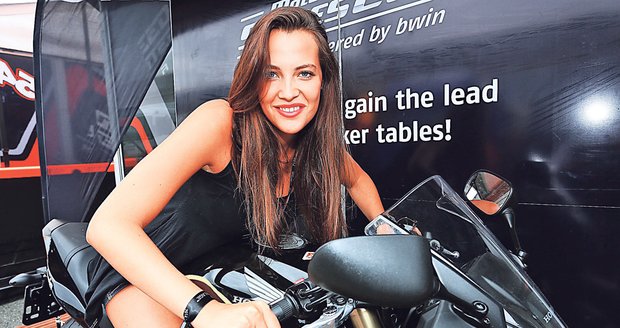 Miss Kateřina Sokolová si půjčila od Andreii Iannoneho nadupanou motorku...