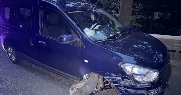 Auto po nárazu do skály u Kyselky