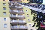 Na Sokolovsku hořel byt, policista přelezl balkon v osmém patře a muže zachránil.