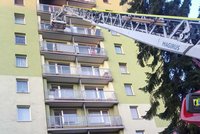 Na Sokolovsku hořel byt: Policista přelezl balkón a zachránil spícího muže!