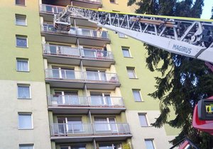 Na Sokolovsku hořel byt, policista přelezl balkon v osmém patře a muže zachránil.