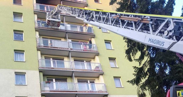 Na Sokolovsku hořel byt, policista přelezl balkon v osmém patře a muže zachránil.