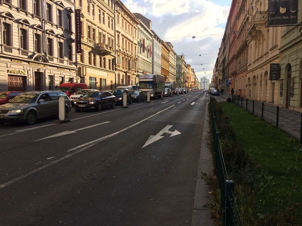 Legerovou ulicí se v pondělí odpoledne začalo jezdit obousměrně. Auta tudy objíždějí uzavřený úsek v Sokolské.