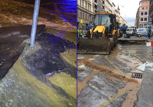 Na ulici Sokolská, kudy vede magistrála, praskl v pondělí nad ránem vodovod.