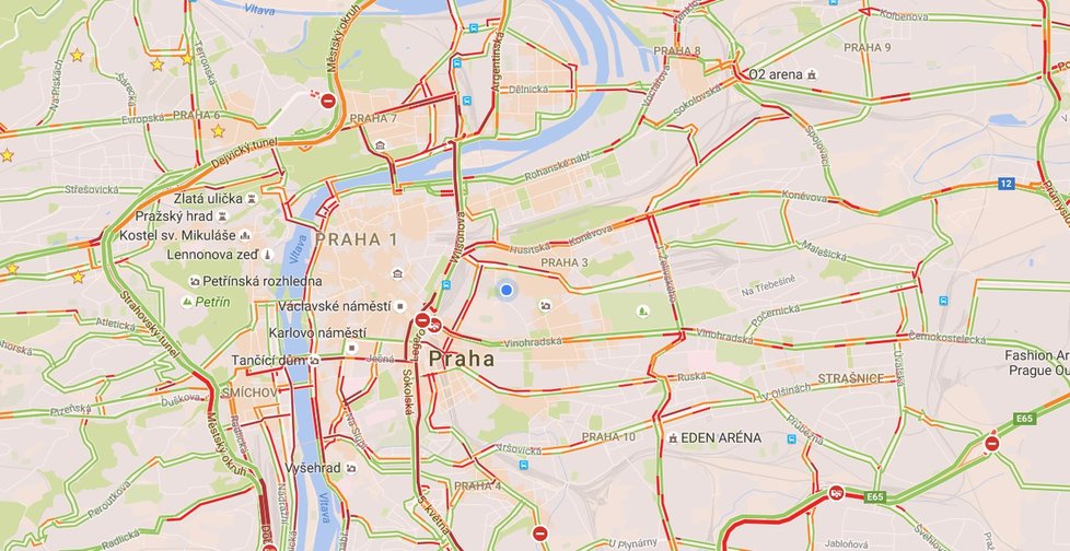 Dopravní situace v Praze v pondělí v 9:00. Červená místa značí kolony.