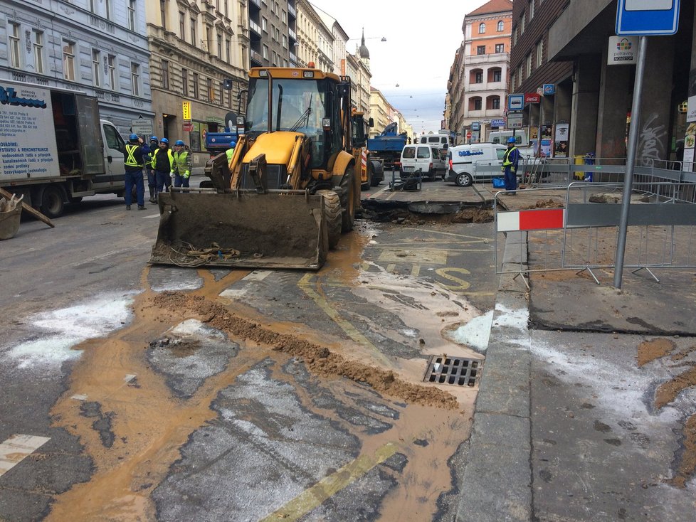 V pondělí uzavřela havárie vody ulici Sokolskou, na magistrále se opět tvoří kolony. Auta ulici objíždějí přes Legerovu.