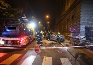 Policisté v Praze honili tuningáře a narazili do osobáku. Zemřela mladá dívka.