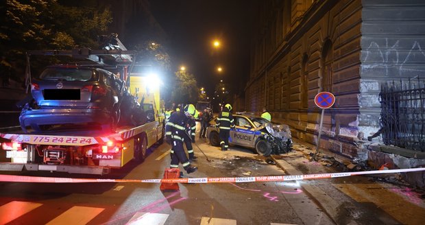 Policisté v Praze honili tuningáře a narazili do osobáku. Zemřela mladá dívka.