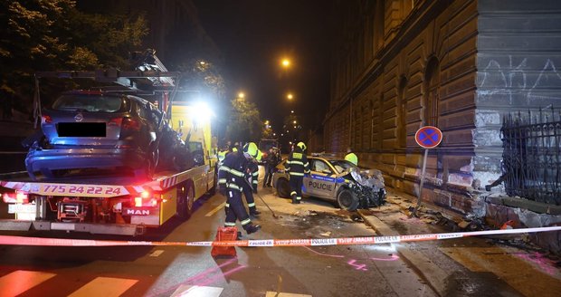 Policisté v Praze honili tuningáře a narazili do osobáku. Zemřela mladá dívka.