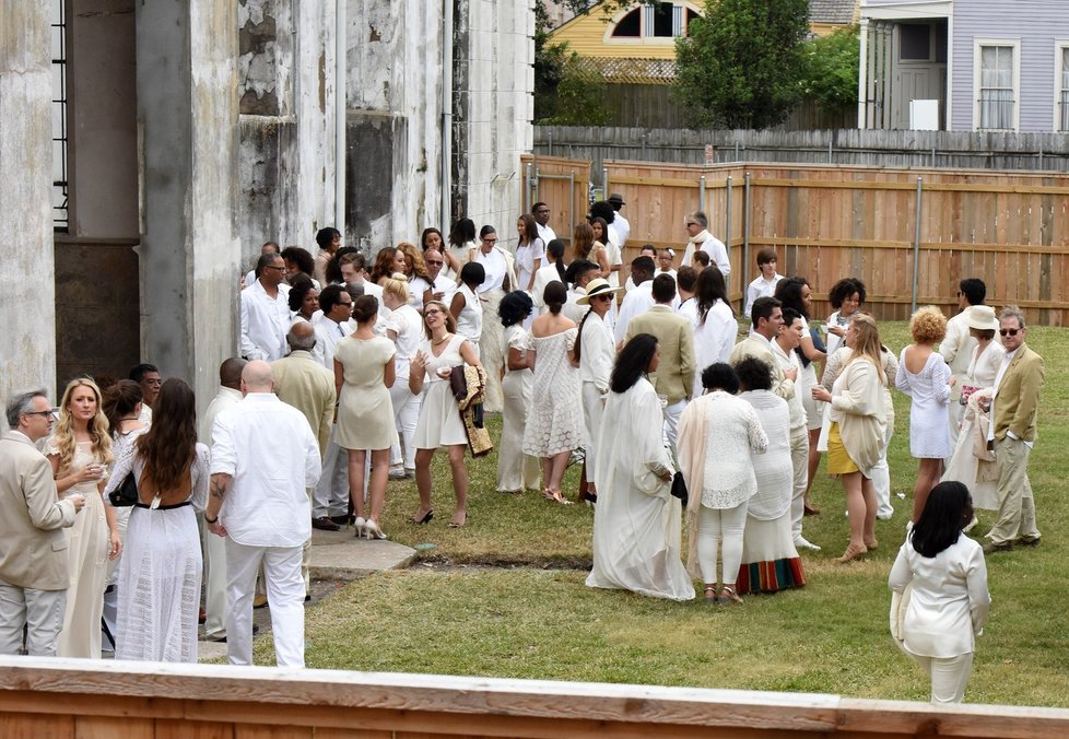 Všichni svatebčané byli oblečeni do bílé.