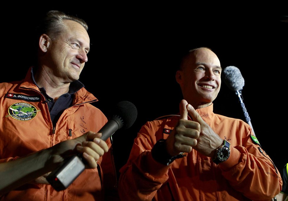 Solar Impulse 2 je vylepšenou verzí prvního letadla Solar Impulse, které oba piloti vyzkoušeli