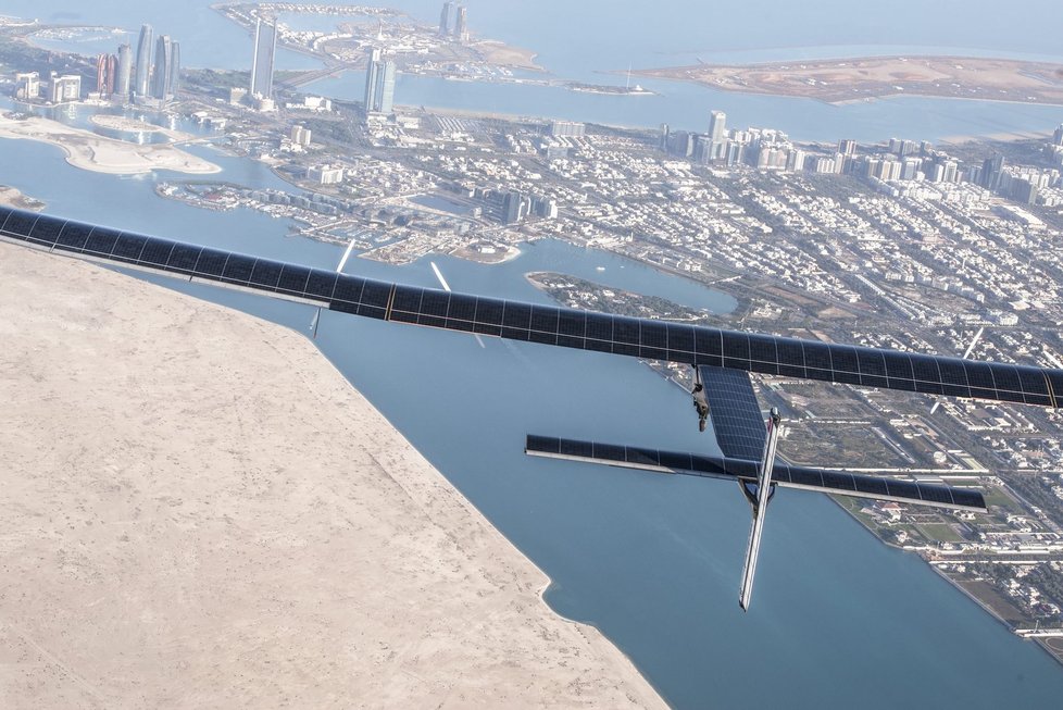 Letoun Solar Impulse 2 vzlétl na cestu kolem světa.