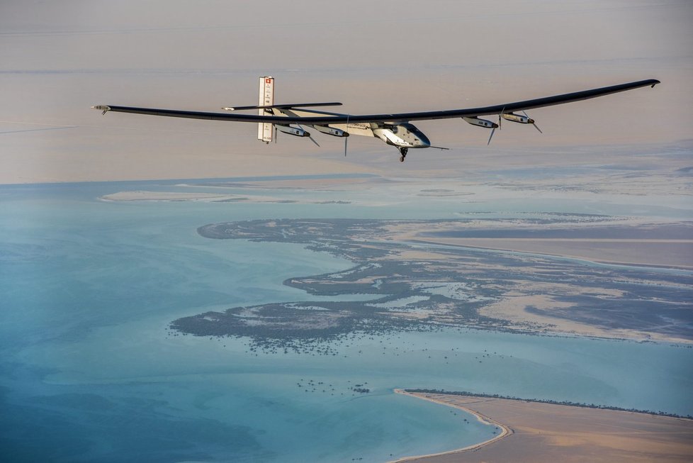 Letoun Solar Impulse 2 vzlétl na cestu kolem světa.