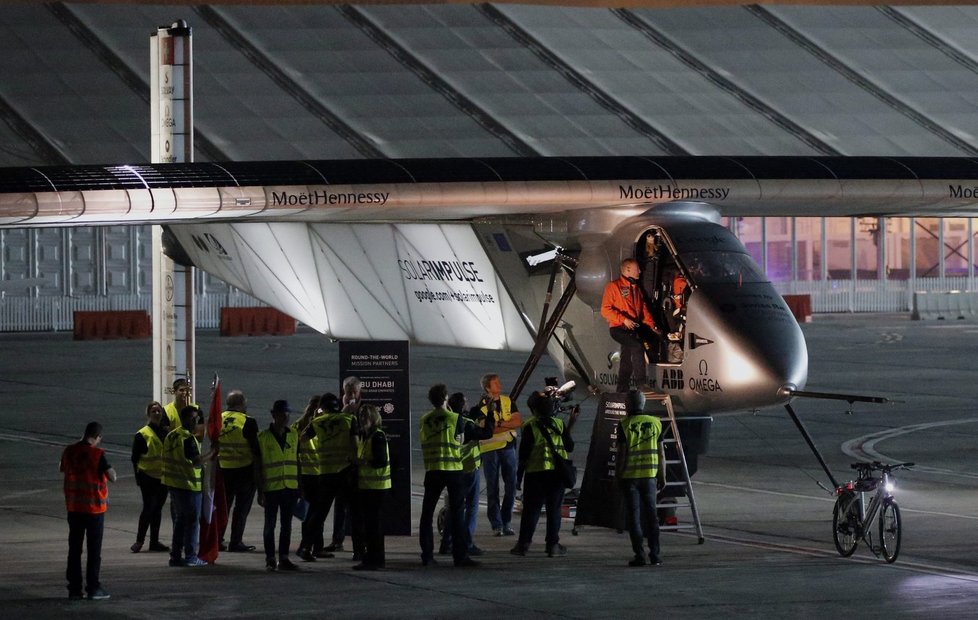 Letoun Solar Impulse 2 vzlétl na cestu kolem světa