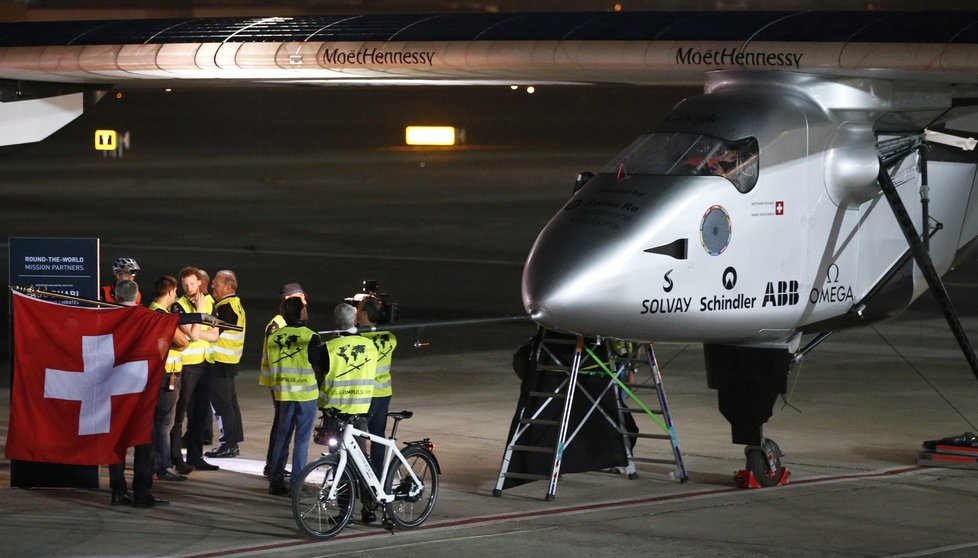 Letoun Solar Impulse 2 vzlétl na cestu kolem světa