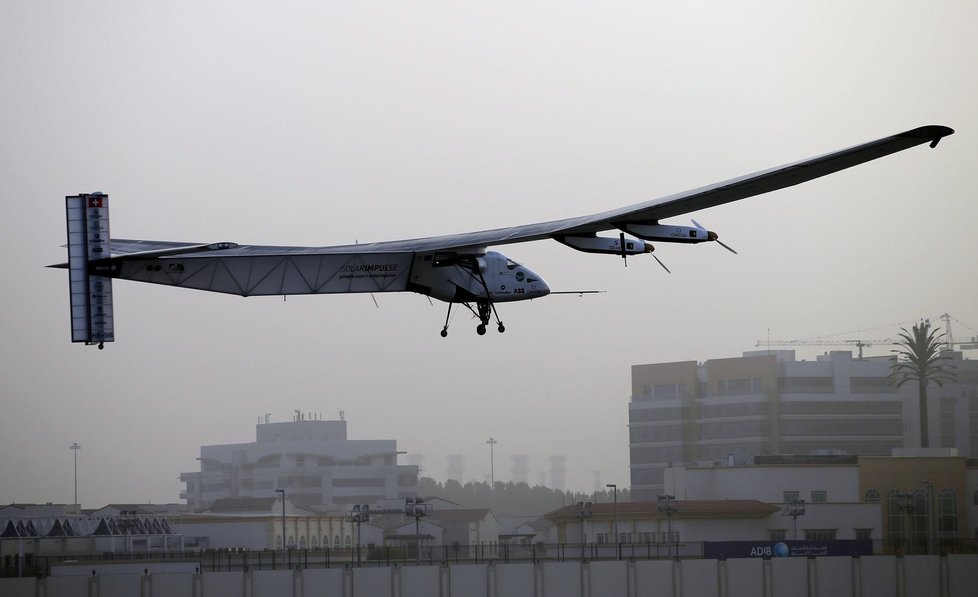 Letoun Solar Impulse 2 vzlétl na cestu kolem světa.