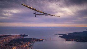 Solar Impulse 2 je na cestě kolem světa bez kapky paliva.