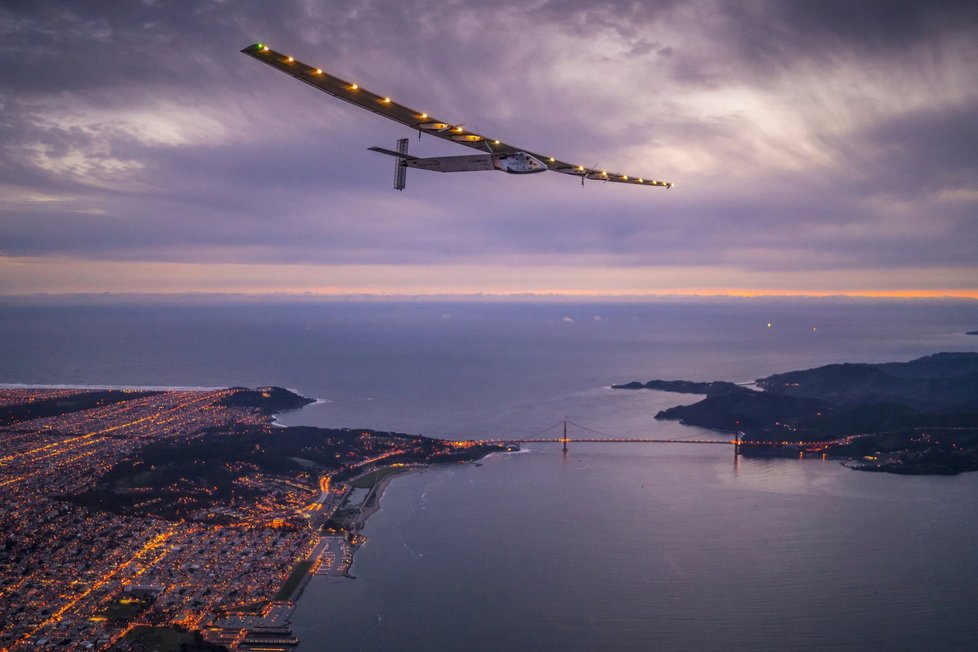 Solar Impulse 2 je na cestě kolem světa bez kapky paliva.