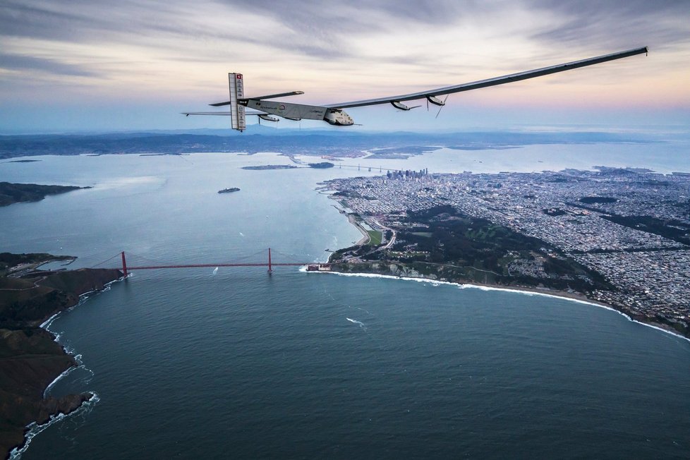 Solar Impulse 2 je na cestě kolem světa bez kapky paliva.