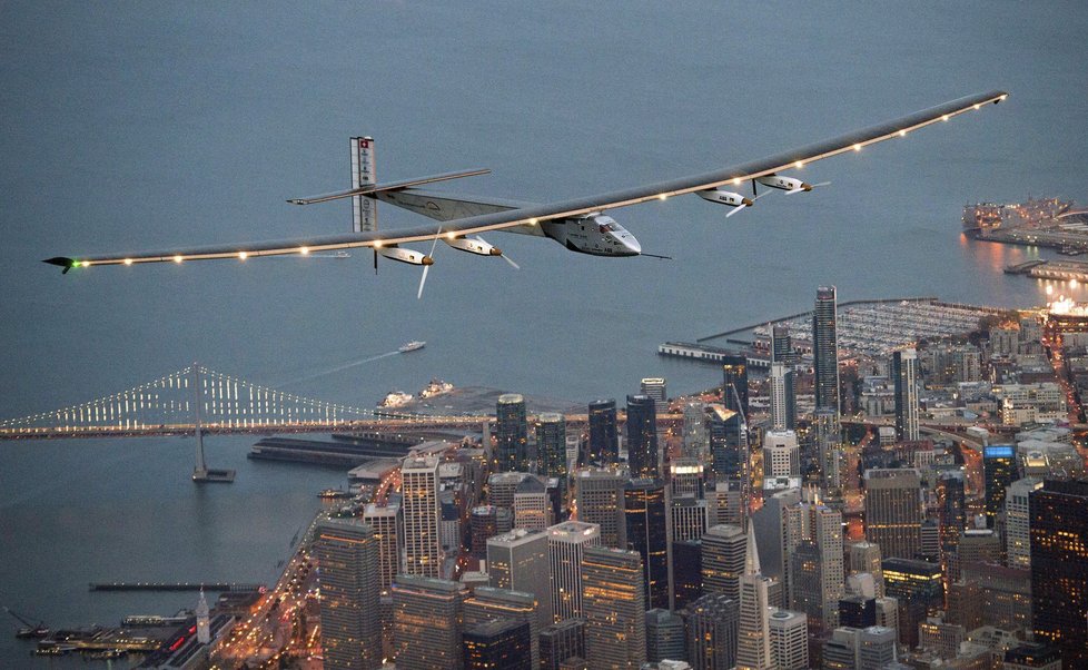 Solar Impulse 2 je na cestě kolem světa bez kapky paliva.