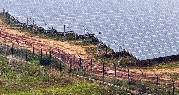 Majitelé a provozovatelé obřích solárních elektráren dostali pořádně studenou sprchu. Jejich zisky se zdaní o 26 procent.
