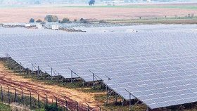 Solární parky nejen hyzdí krajinu a zvyšují nám účty za elekřinu, ale navíc se tu v některých případech i podvádí...