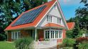 Solární energie může pomáhat při vylepšení energetické bilance domu díky propojení s jiným zdrojem energie, např. kombinovaný set, který propojuje tepelné čerpadlo se splitovou jednotkou a fotovoltaickými panely. (Schüco)