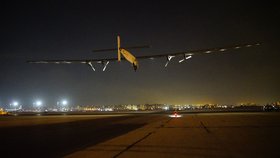 Solární letoun Solar Impulse 2 dokončil oblet světa. Ve vzduchu strávil 500 hodin.