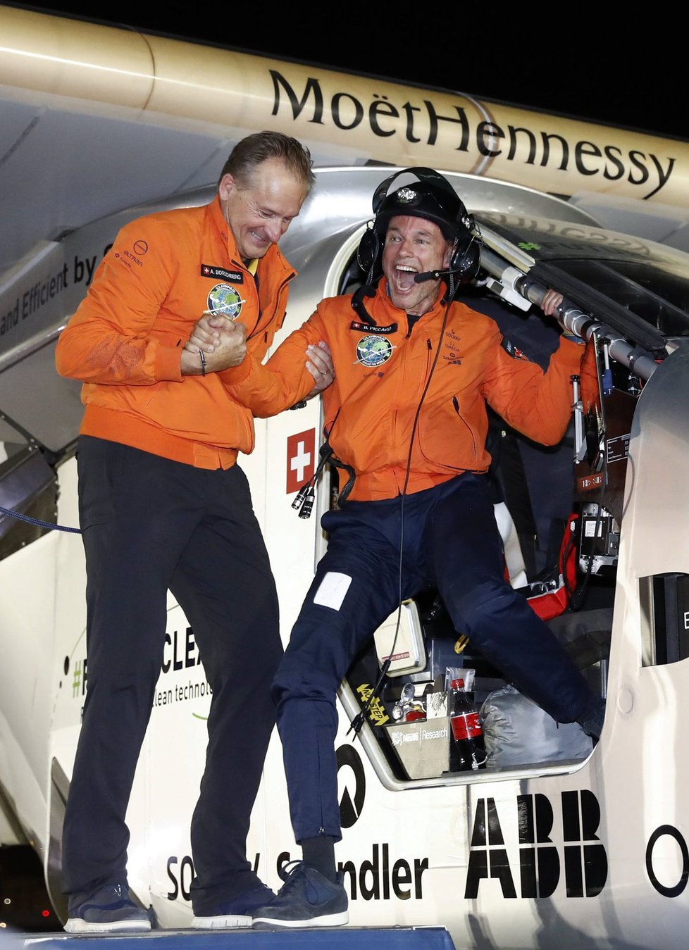 Solární letoun Solar Impulse 2 dokončil oblet světa. Ve vzduchu strávil 500 hodin.