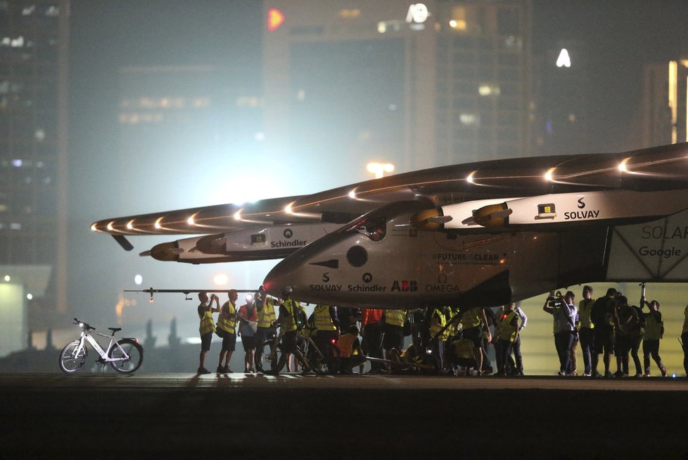 Solární letoun Solar Impulse 2 dokončil oblet světa. Ve vzduchu strávil 500 hodin.