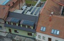 Dokážete si představit, že budete prodávat elektřinu, kterou vyrobí vaše fotovoltaické panely, třeba sousedovi nebo ji pošlete rodičům v sousedním městě? Brzo se toho dočkáte. Stát totiž dokončuje přípravy komunitní energetiky v Česku.