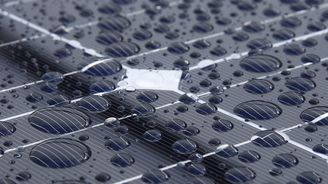 Nový hybridní solární článek dokáže proměňovat v energii i dešťové kapky