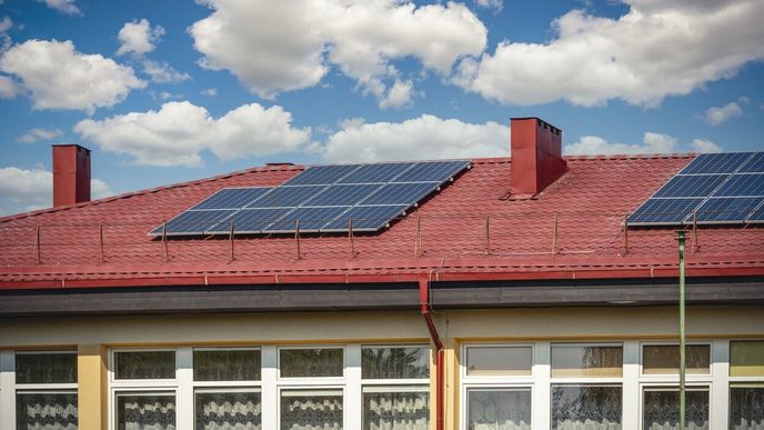 Střešní solární panely pomáhají výrazně vylepšovat energetickou bilanci domácností.