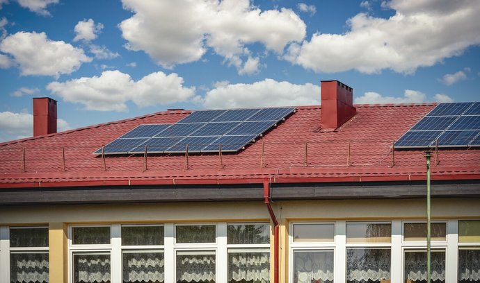 Střešní solární panely pomáhají výrazně vylepšovat energetickou bilanci domácností.