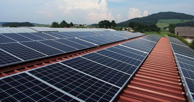 Solární panely na střeše (ilustrační foto)