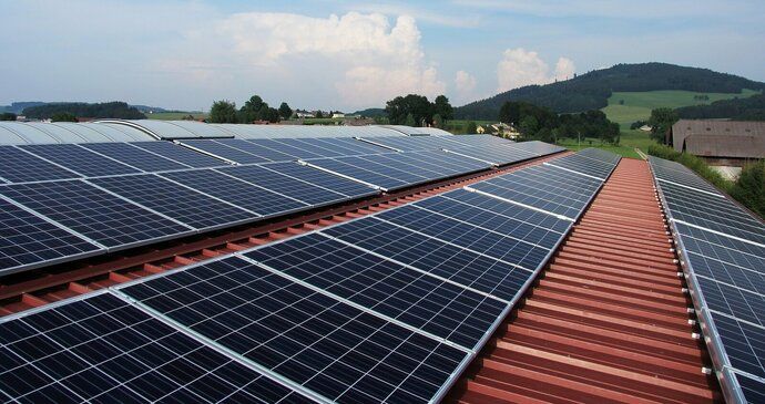 Solární panely na střeše (ilustrační foto)