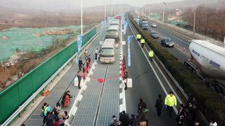 Konec solární silnice v Číně. Fungovala týden, pak panely rozkradli