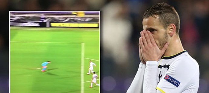 Útočník Tottenhamu Roberto Soldado schovává hlavu do dlaní po promarněné tutovce