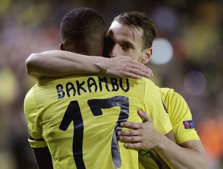 Útočná dvojice Villarrealu Roberto Soldado a  Cédric Bakambu