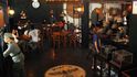 V Indonésii otevřeli kavárnu v nacistickém stylu z války