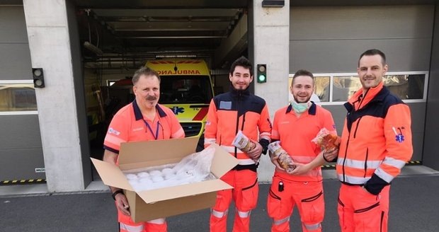 Koronavirus v Brně: Mile zaskočení záchranáři, lidé jim nosí jídlo, dobroty i dárky