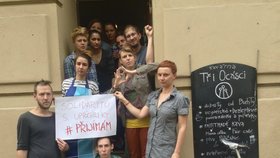 Kavárna Tři ocásci veřejně projevila solidaritu s uprchlíky