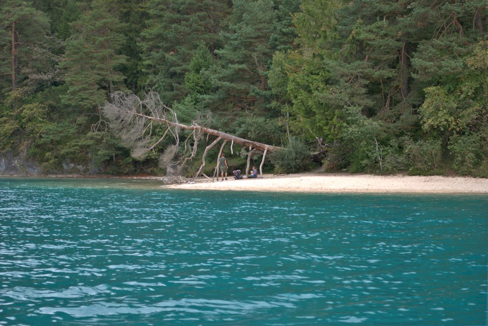 Fuschlsee: Malé pláže na jezeře lákají k odpočinku.