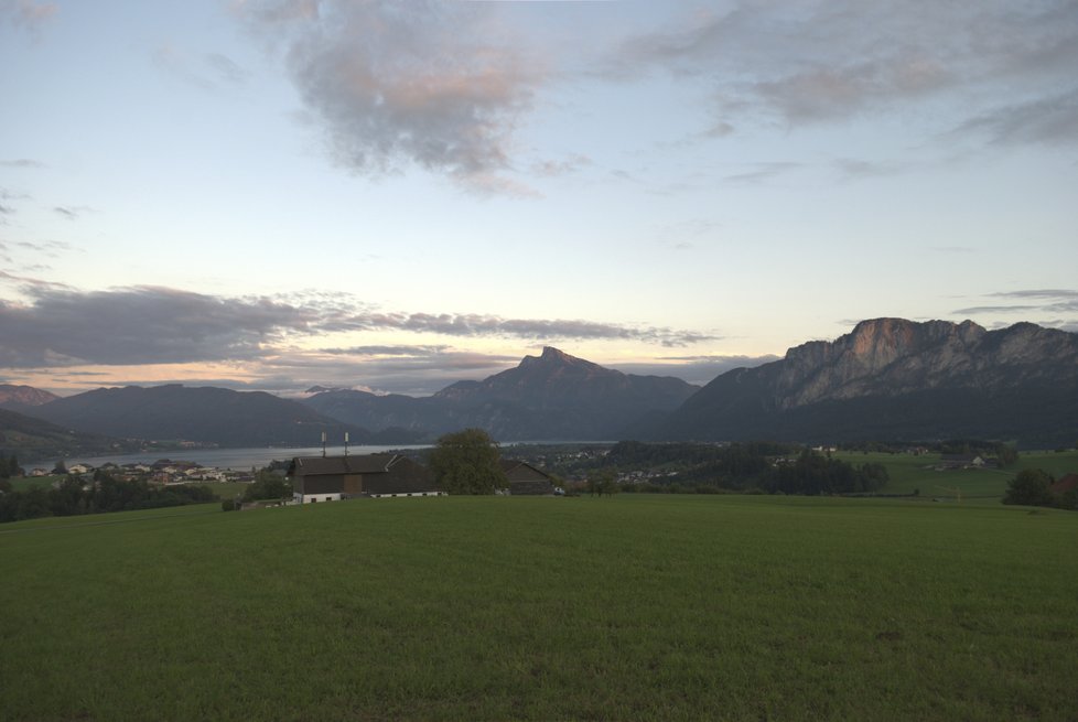 Mondsee: Západ slunce s městem Mondsee a horami Drachenwand a Shafberg